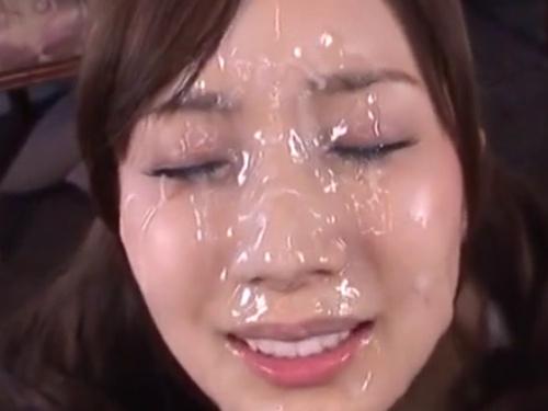 「若々しい美少女が硬くなったペニスを手淫する！」