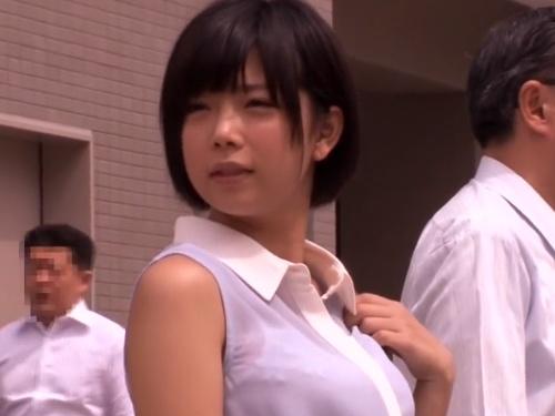 野外で犯される清楚な美少女の卑猥な顔射