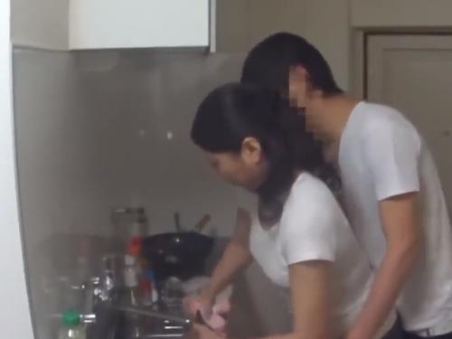 「大人の女性の秘密の盗撮！官能的な姿が満載の流出映像！」