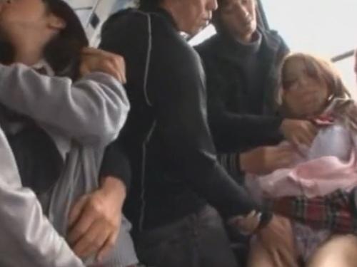 【衝撃告白】バスの後部座席で友達と痴●被害に遭い・・・驚愕の結末が！