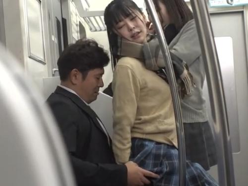 【衝撃映像】セクシー女子校生が大胆にパンツを見せつけ！男性の肉棒は激勃起！？