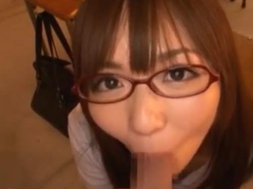 メガネ美少女がエロス光るシチュエーションで告白されてチンポを咥える！