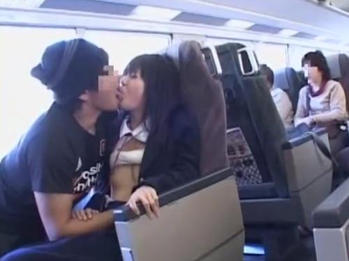 美少女の誘惑に魅入られて・・・特急列車での淫らな唇奪取劇！