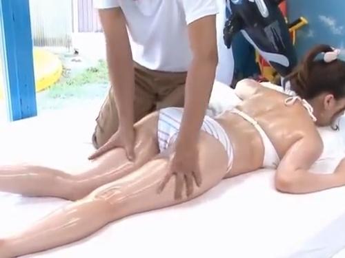 衝撃の体験！Fカップ美女がマッサージ師に寝取られる水着彼女の衝撃的な一瞬！