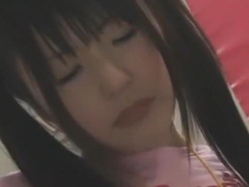 「情熱的な男性に囲まれた美女が濡れた床で大暴れ！」