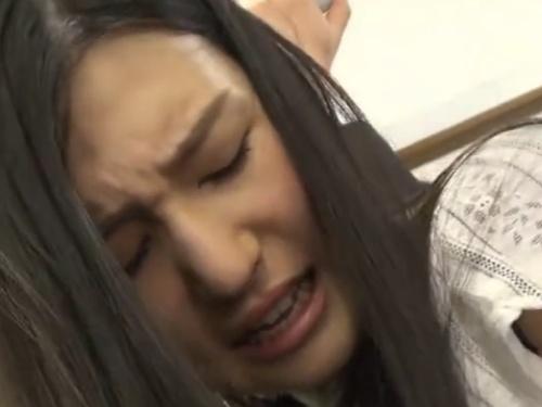 【衝撃映像】抵抗不可能！プロ痴漢師の恥辱プレイが満員電車で炸裂！AV女優も驚愕のパンスト引き裂き技W