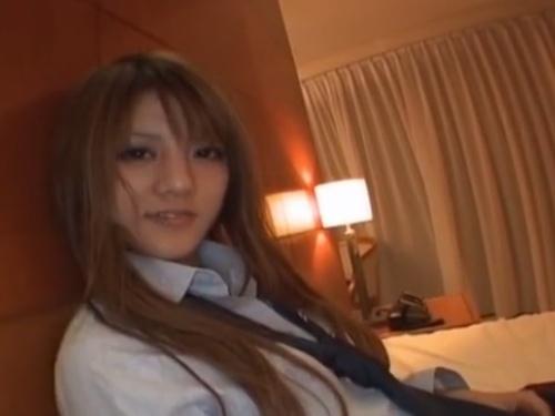 「若々しいルックスの女性が年配男性との秘密の性行為！」