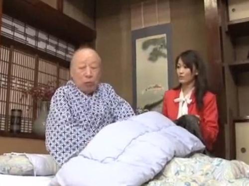 義父との密着介助！溜まりに溜まった嫁の欲求不満を解消！