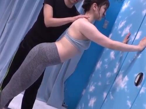 「他人の肉棒に屈服する豊満妻！四つん這いで全身を愛撫される刺激的な経験！」