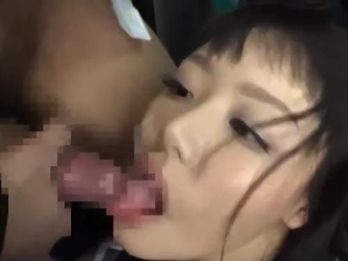 「感受性豊かなお姉さんが痴漢に遭い・・・大量の潮を吹き散らす！屈辱の一部始終」