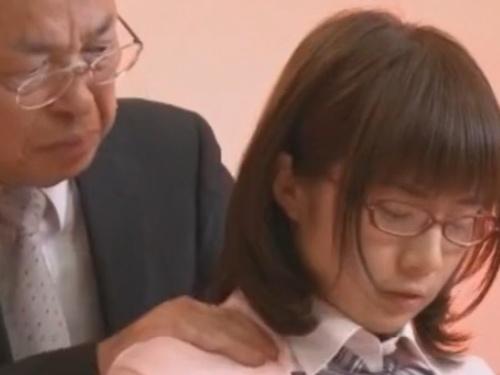 「猥褻教師に襲われた美少女の悲劇！下着没収の衝撃！」
