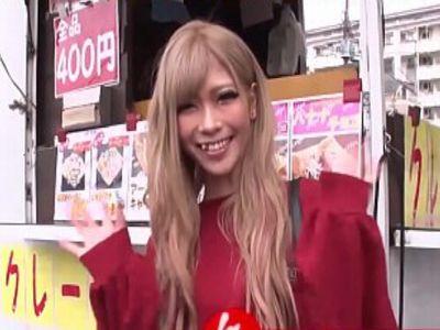 仕事中のスレンダーなギャル娘を口説き落としてエロ撮影！看板娘とハメちゃう