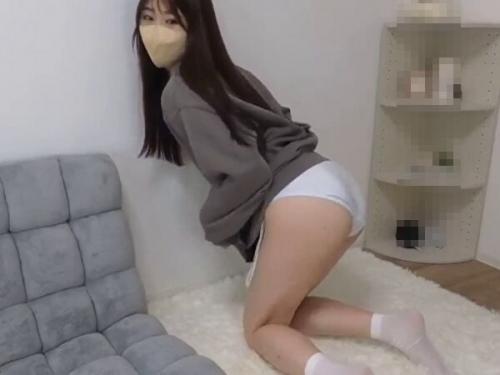 ライブチャット「さっきパンツ濡れちゃったので変えました！紐パンにしちゃった！チラリw」紐パン美尻発情お姉さん！