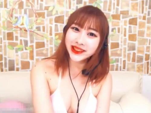 ライブチャット「水着着たー！頑張って癒すね！興奮しちゃう…」制服巨乳淫乱ギャルがエロ配信！