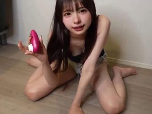ライブチャット「ウーマ◯イザー使ってみようと思います！あっあっあっイッちゃう！イクイクイクッ！」セクシー淫乱美少女が絶頂！