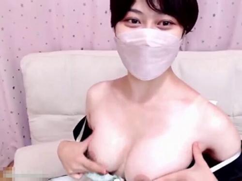 ライブチャット「触られたらジワッて濡れちゃう！」ノリノリ美巨乳痴女がエアー騎乗位エロ配信！