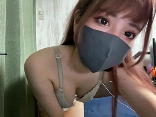 ライブチャット「脱いじゃったw半ケツwエッチしたいです！」ノリノリスケべ美乳お姉さん！