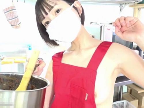 【ライブチャット】エプロンから溢れるプックリ乳首ノリノリ美少女がキッチンでエロ配信！