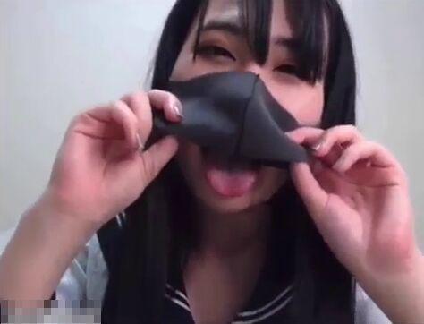 ライブチャット「髪ブラやっても見えちゃうw」セーラー服爆乳痴女がエロ配信！