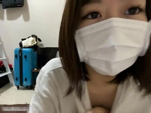 ライブチャット「今見えた？ダメだw最近事故るぅw」キャミに浮かぶビンビン乳首スケべ娘！