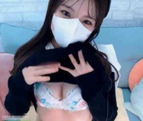 ライブチャット「もぉ〜エッチwいっぱい触っちゃお！早く！中にいっぱい出して！ダメェ！イクッ！」美乳美少女が絶頂！