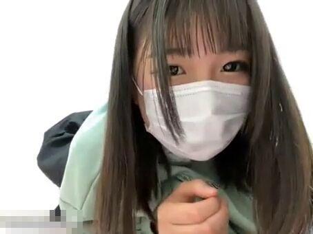 ライブチャット「手コキ知ってる？こういうやつでしょ？ブラ見たい？はずかしい…フェラしたことない…」清楚美乳ロ◯ッ娘！