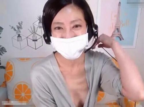 ライブチャット「固くなってるんでしょ？押し付けてそのままオマ◯コに挿れてほしい！」エロすぎる淫語連発淫乱美魔女奥様！