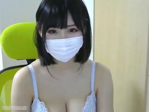 ライブチャット「夏はショーパンで過ごすw永遠の1◯歳ですw」セクシー紐パンティ巨乳娘！