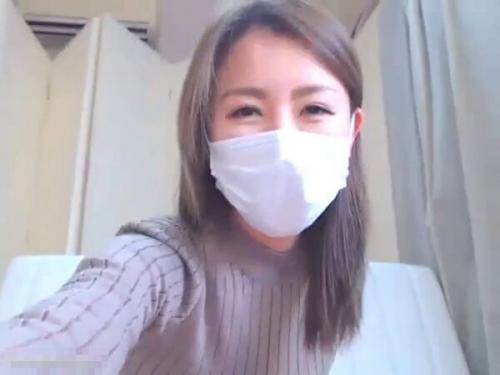ライブチャット「パンツ細く？こんな感じ？Mかもしれないw濡れてるかもw湿ってるw」セクシー美尻美魔女奥様がマ◯コ弄り！