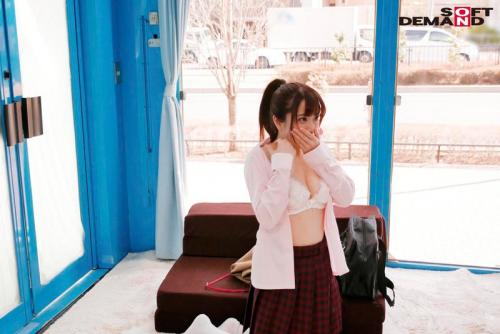 マジックミラー号でおっぱいもみもみインタビュー！ロリ顔の天然美少女が恥ずかしい下着姿になって男性マッサージ師を求めちゃう！