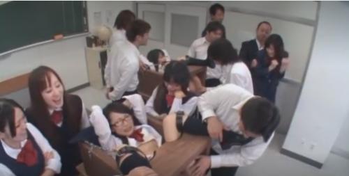 【卑劣!!流出映像か!?】教室で行われる集団レ〇プ！制服が似合うJKは異常な性癖を植え付けられてしまう！