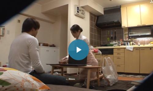 【盗撮視点！】家事代行サービスでやってきた美女の後ろ姿に発情モード！そのまま押し倒し、バックでズドン！