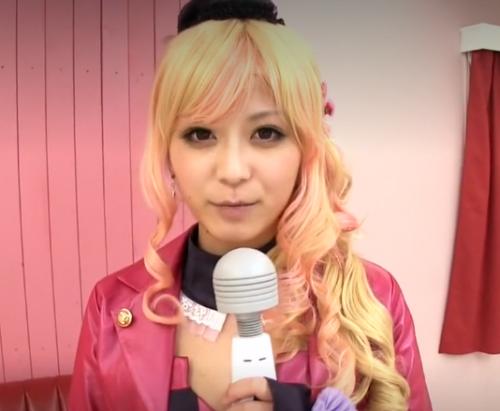 コスプレイヤーの潮吹きオ〇ニーライブ！バイブでアソコを刺激し、絶頂へ！