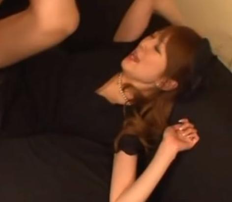 【未亡人×3P】旦那を亡くしたばかりなのに・・・慰めに来た親戚に犯〇れる未亡人。天国の夫に見せつけるかのように大胆で激しく絡む！