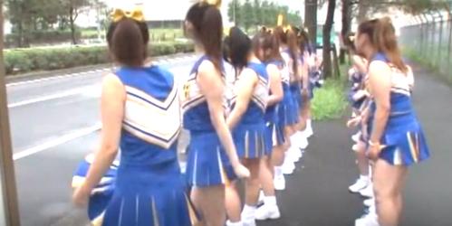 【チアガール×満員バス】練習直後のムレた身体でバスに乗り込み、車内の男全員を誘惑する！チアガールは痴女集団へと変貌する！