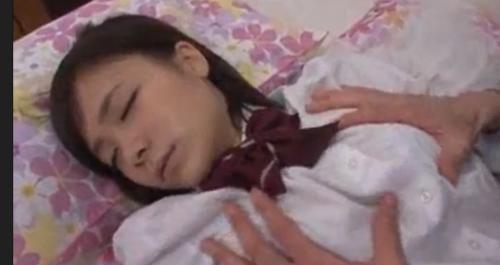 【睡眠薬×JK】激カワ制服美少女に、家庭教師が睡眠薬を飲ませる件！何も知らないJKは意識を失い、そのまま男の欲望のままにされてしまうのであった。