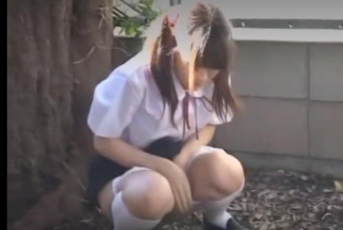 【制服JK×野外】突然の尿意！トイレが清掃中で使えない!!漏れる！漏れてしまう！背に腹は代えられないJKは野ションを決意！