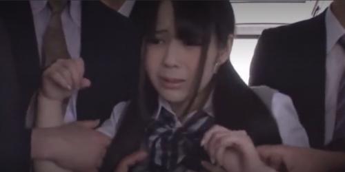 【佳苗るか】制服JKは変態ストーカーに狙われる！バスの中での集団痴漢になすすべもなく、やられ放題の女子校生は手マンでメッチャイカされる！