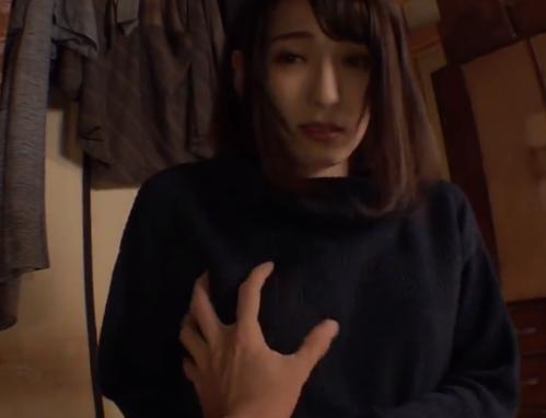 【人妻不倫！】巨乳人妻は欲求不満を抑えられない！「イヤっ」と言いながらも抵抗する力がメッチャ弱いwもうこれはOKのサイン！Ｈに突入！