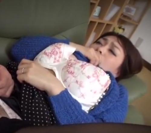 【人妻不倫】「いっぱい、しよ…♡///」四十路だというのに、可愛いおねだりをする色白美人の爆乳人妻は欲求不満！熟女フェロモン全開のその豊満な身体で男をバッチバチに誘惑♡