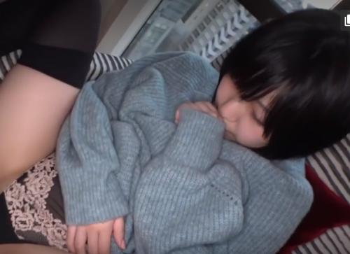 【シノミヤちゃん(20)】清楚系の美少女かと思いきや、実はドスケベ女子でした！手マンでアソコが大洪水！突けば突く程快感に溺れる美少女の姿をご覧ください。