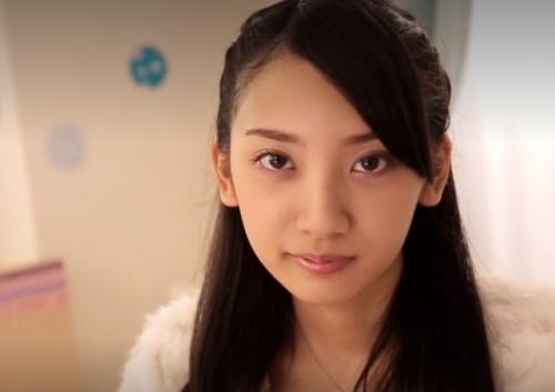 《辻本杏》瞳が綺麗な清純系美少女の第２作！清純系美少女の初々しい反応は残しつつも、緊張しっぱなしだったデビュー作よりも、積極的な杏ちゃんは必見！