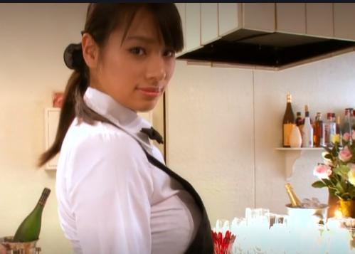 【春菜はな】爆乳ウェイトレスのが更衣室でイケナイ事をしていると・・・見ていた同僚がフル勃起！目の前のチ●ポを見てしまって・・・