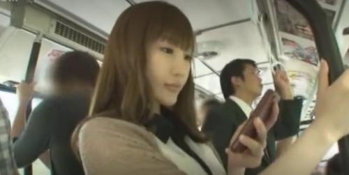 《前田ちえ＝夏川莉乃》ド田舎の田園風景の中に似合わない美人がバスに乗車！あまりに可愛すぎるため目立ちまくりwww当然のごとく痴漢されてしまい、周りの男共は１人の女に群がる始末！！