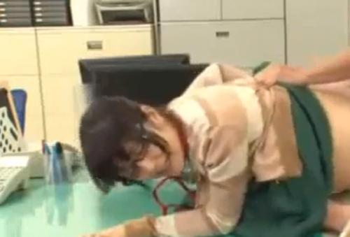 【オフィス】デスクの上で勃起チ●ポを出され、戸惑う美少女メガネっ子♡何回も目の前に出され、ついつい好奇心でチャックを下ろすと‥‥「キャっ♡」そこにはパンパンに膨らんだチ●ポが登場！パコパコ開始！