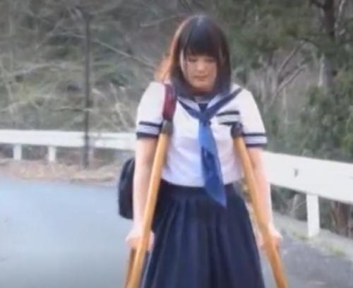 《素人》【ど田舎レ〇プ】松葉杖をついて歩く女子校生が立ちションをしていると思わず興奮した変態親父に襲われ、そのまま超強引Hに突入！