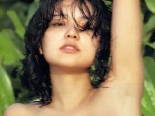 水沢アキが手コキした彼氏と正常位でエッチしている濡れ場ベッドシーン