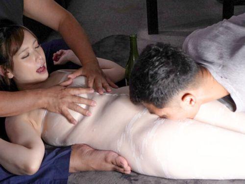 【月見伊織】貪欲に貪り子宮を突き上げてくる肉体労働者たちとの汗だくSEXに嵌る美人妻！