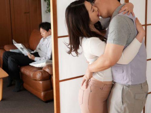 【君塚ひなた】夫の親友の男性にカラダを許してしまい妊娠した淫らな肢体の巨尻妻！のトップ画像