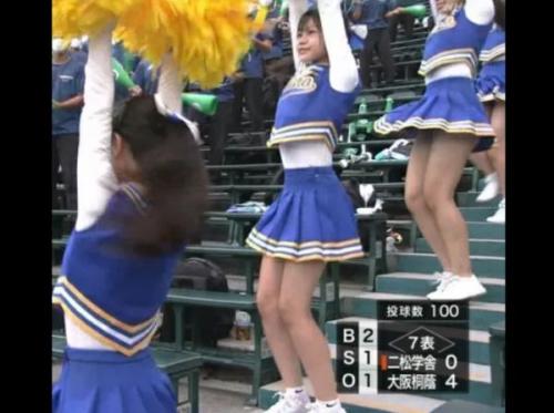 【盗撮】7回表に奇跡到来！甲子園TV中継で映り込んでしまったJKチアリーディングのパンチラの瞬間！